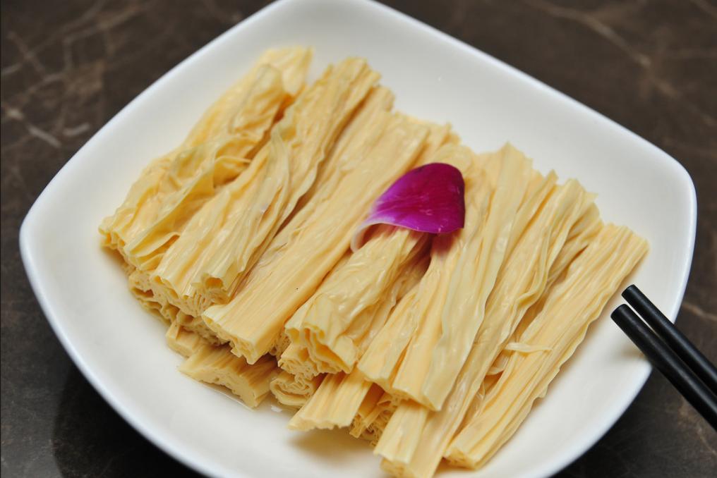 冷知识：腐竹是豆浆的精华层，熬煮后挑出的油皮，并非添加剂合成 

说到腐竹，不少