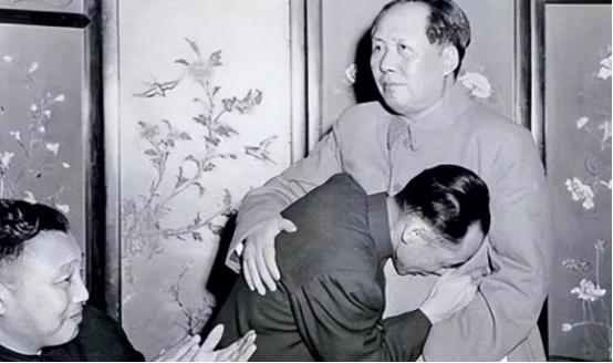 毛主席吃了一口葱油饼后脸色大变，随即将做饭的厨师喊了过来，厉声问道：“你在这饼里