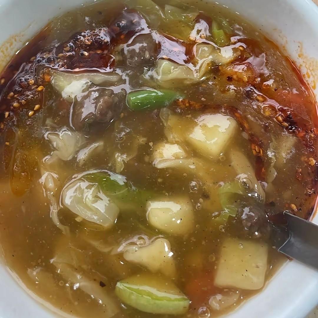 开车几百里去西安，终于排队吃上了传说中的西安胡辣汤
和朋友一起开车去西安，终于喝