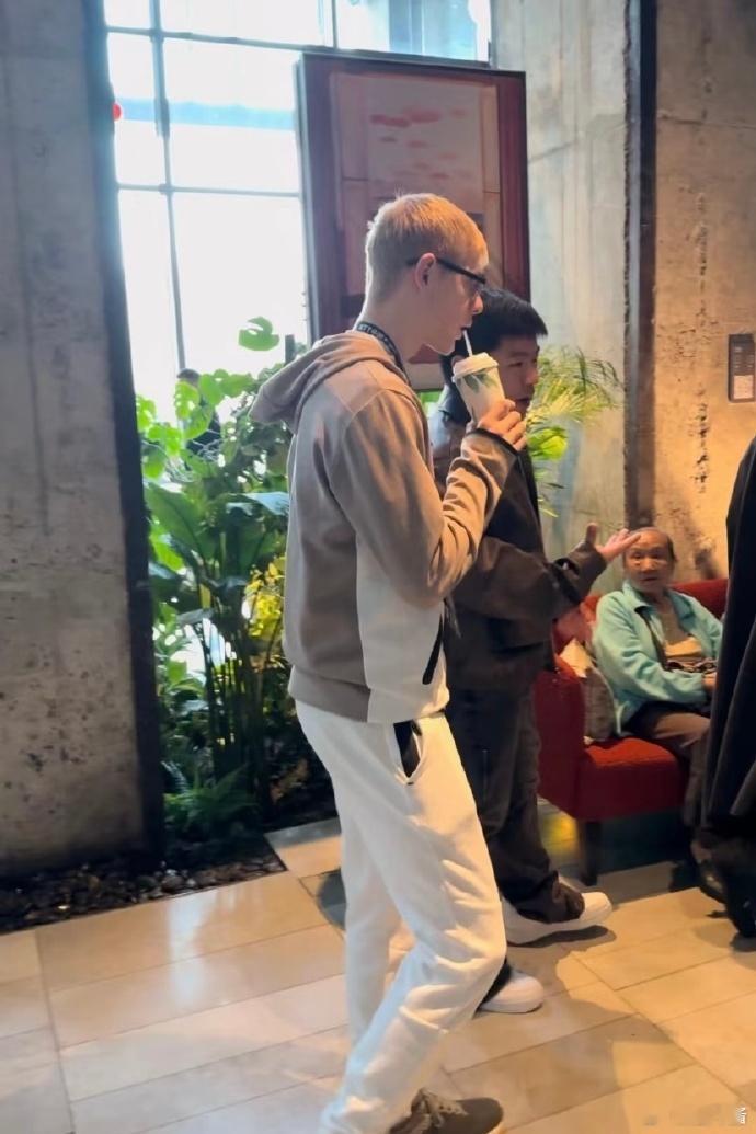 #勒布伦正是爱喝奶茶的年纪# 法国球星勒布伦现身北京，比赛之余逛街超惬意。奶茶成