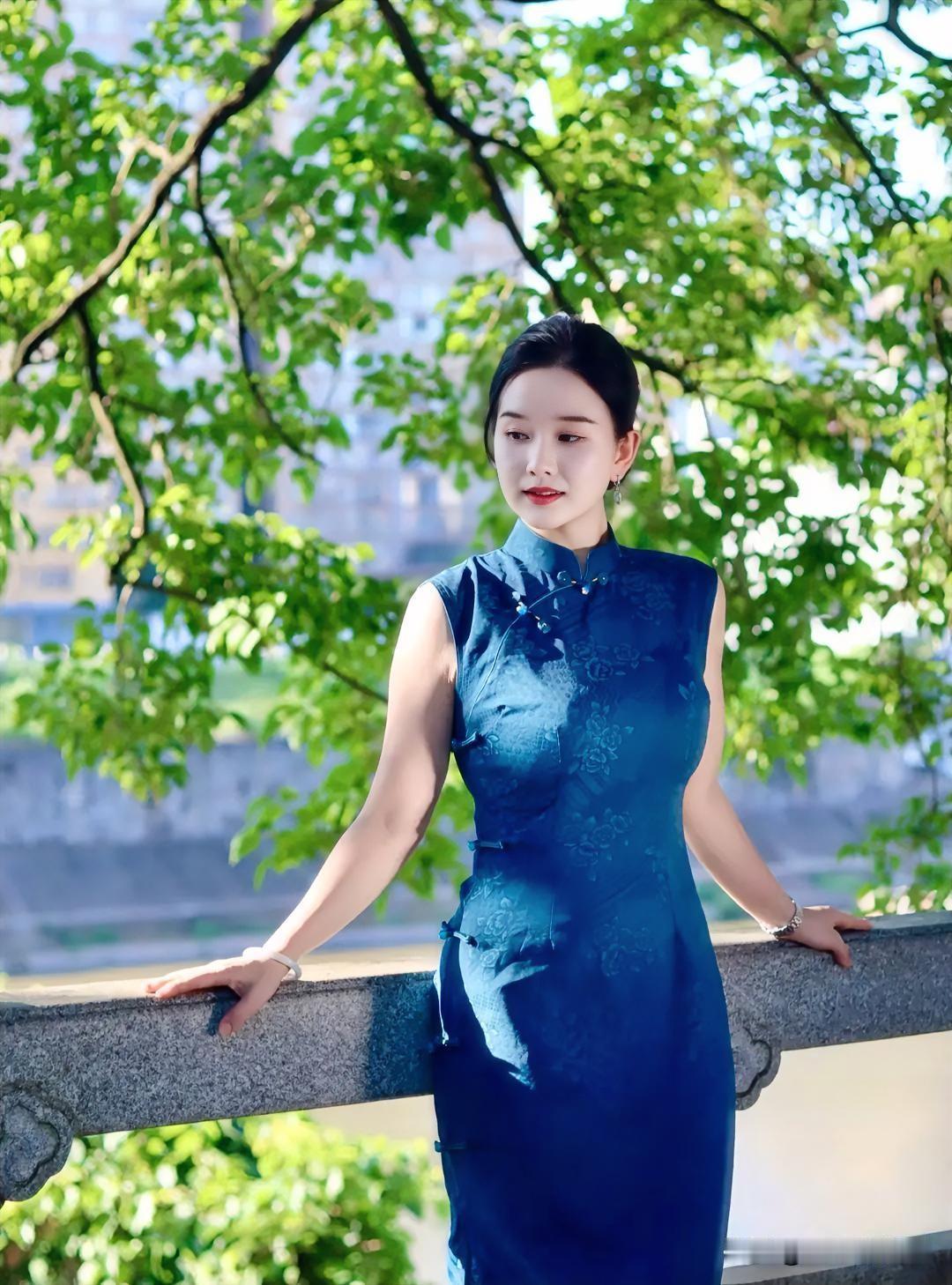 “夏木已成阴，清风日来往。”岁月缓步而行，灼灼暑气褪去凌厉，化作朦胧柔美的光景，