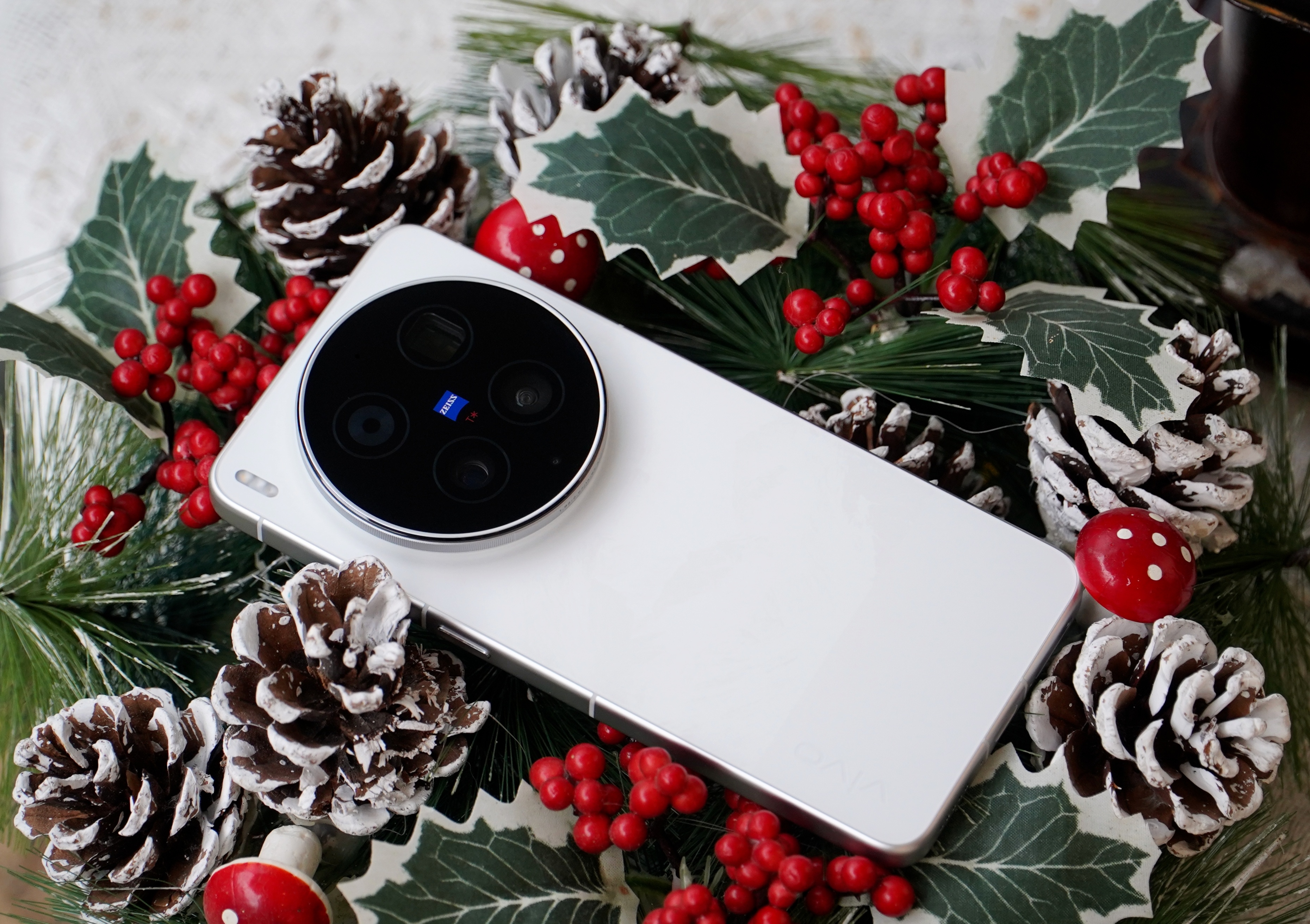 vivo X300 Ultra银调真机上手图：这个银白色比我想象的更淡，后盖和边