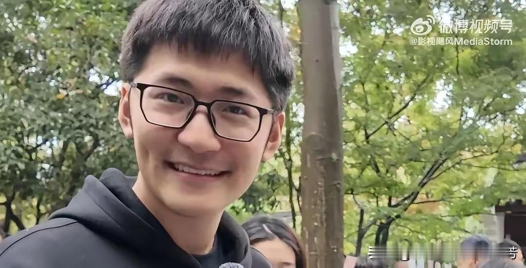 快递的爸，无业的妈，初中学历，离异的他
圆通总裁