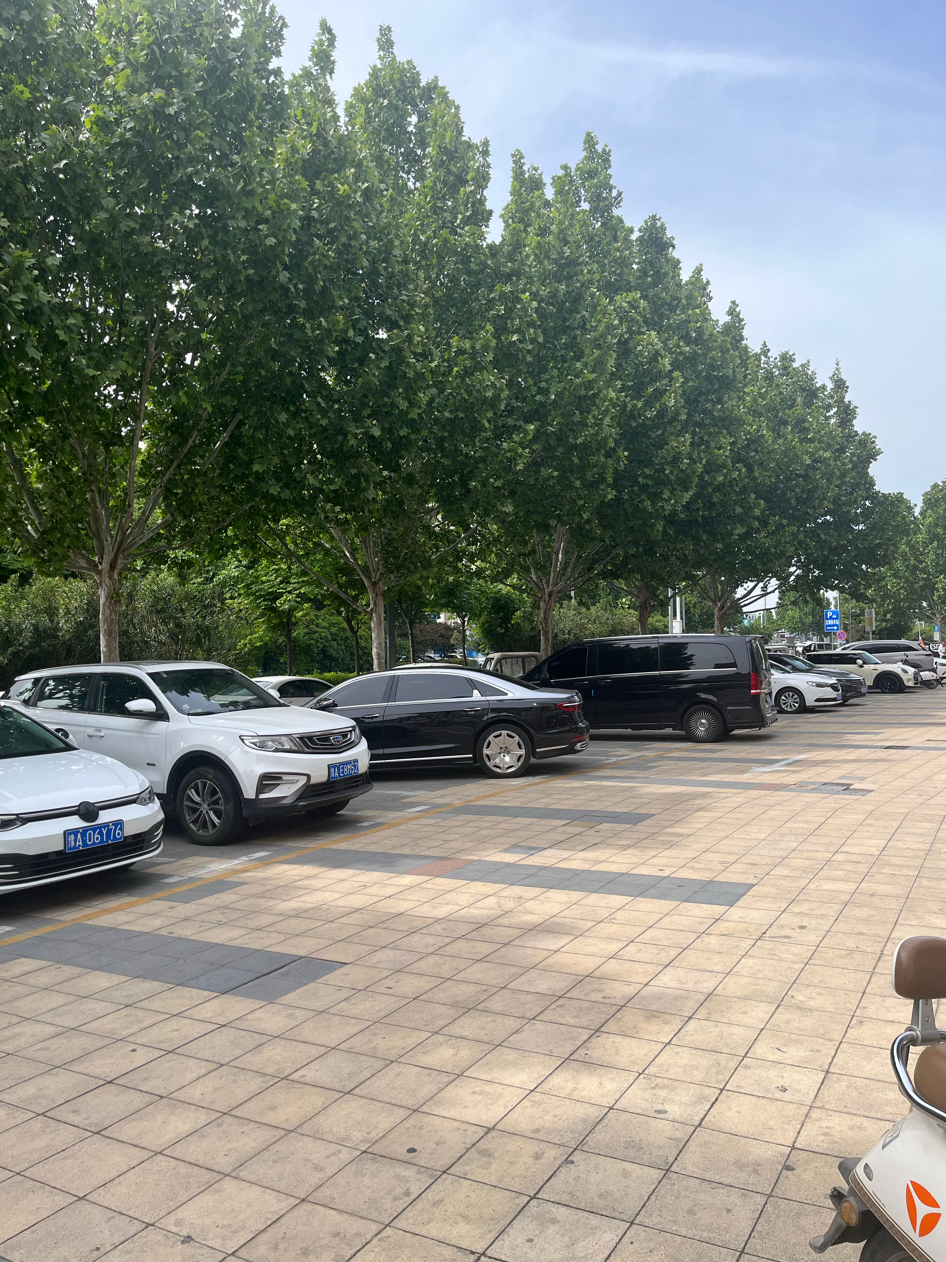 我发现还是个体老板有钱啊，我旁边这几辆都是小区外面商铺开店个体户老板的车，奔驰大