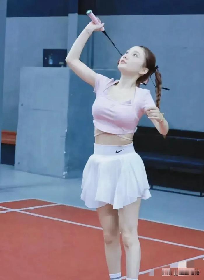 44岁李小璐穿紧身衣打球，活力满满像大闺女