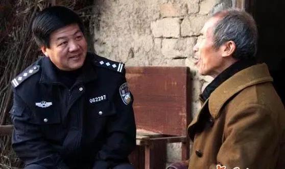 1992年，18岁女孩被拐至深山，女孩父亲情急之下找他求救，他二话不说立马赶到当