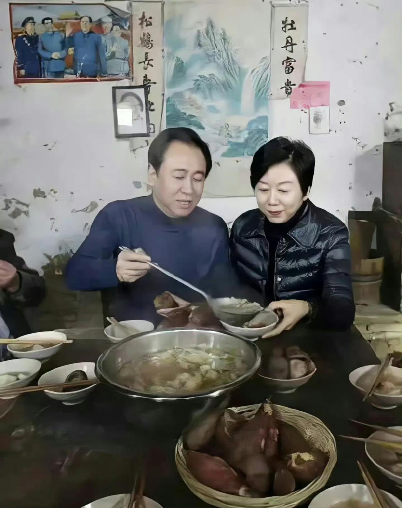 能穷能富，也曾是“恩爱夫妻”的典范。
国内国外，老许铁窗泪，玉梅豪宅笑。
许家印