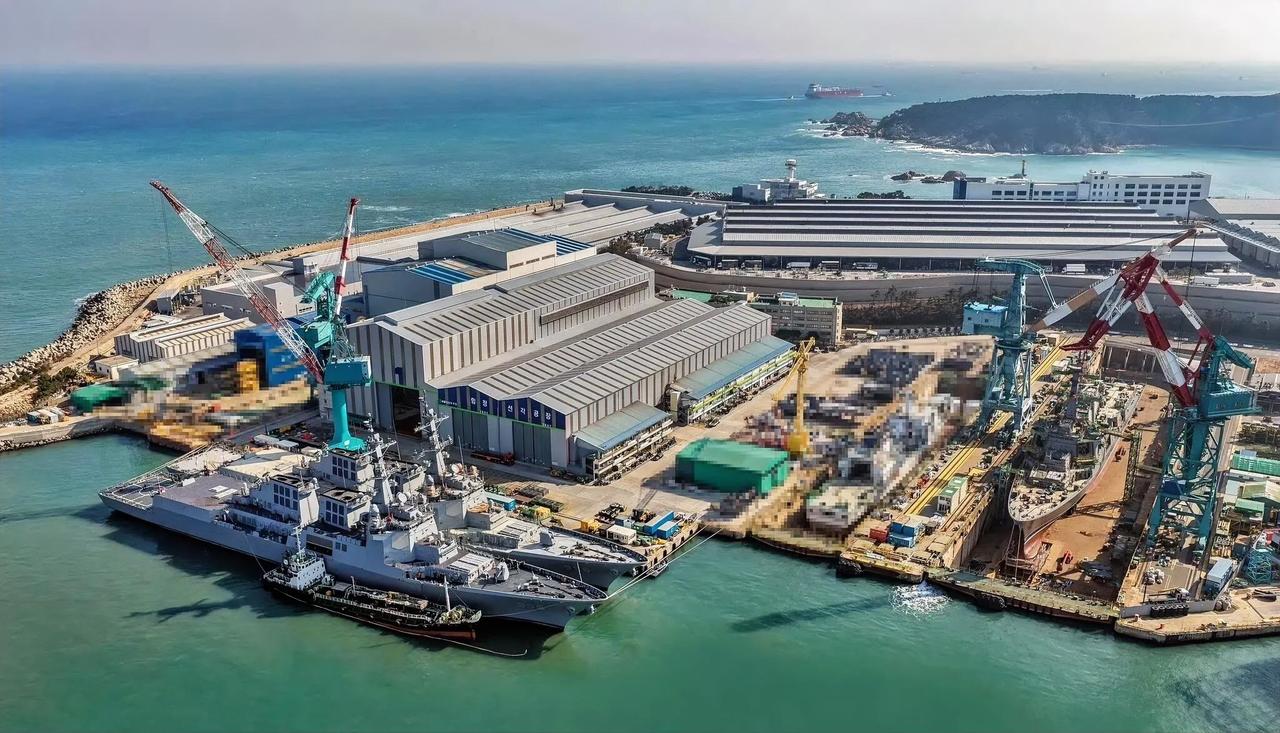 画面中停靠的军舰，是韩国海军正祖大王级宙斯盾驱逐舰，建造地是韩国现代重工蔚山造船