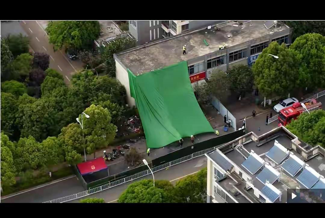 “昆明一商铺火灾致8死”事故调查报告：电动自行车蓄电池短路起火。

明知电池鼓包