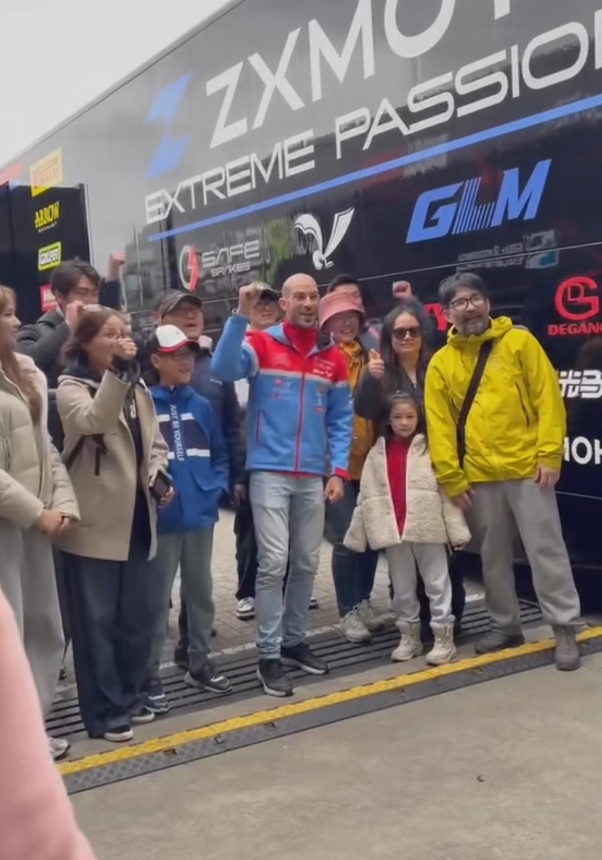 大家发现了吗？53号张雪机车赛车手德比斯面相非常好，给人一种很友好，特亲近的感觉