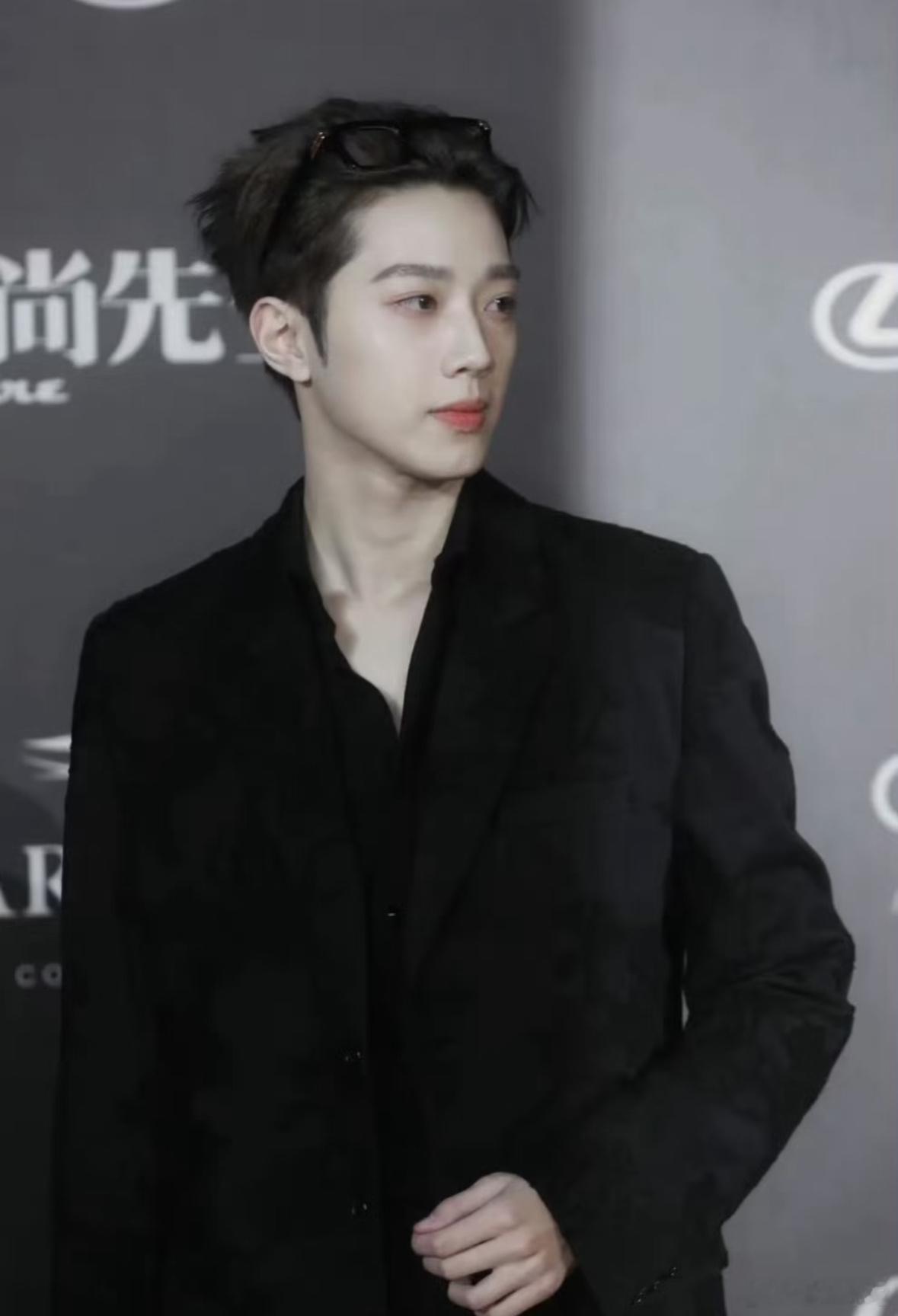 好优秀的赖冠霖今年年纪也不小了而且现在也退圈了这个年纪也应该考虑了吧赖冠霖澄清结