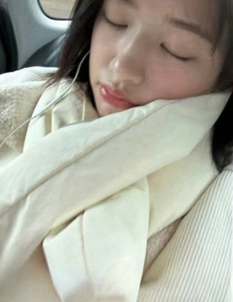 安宥真  闭上眼睛拍照就变成呆萌乖小狗了安宥真
