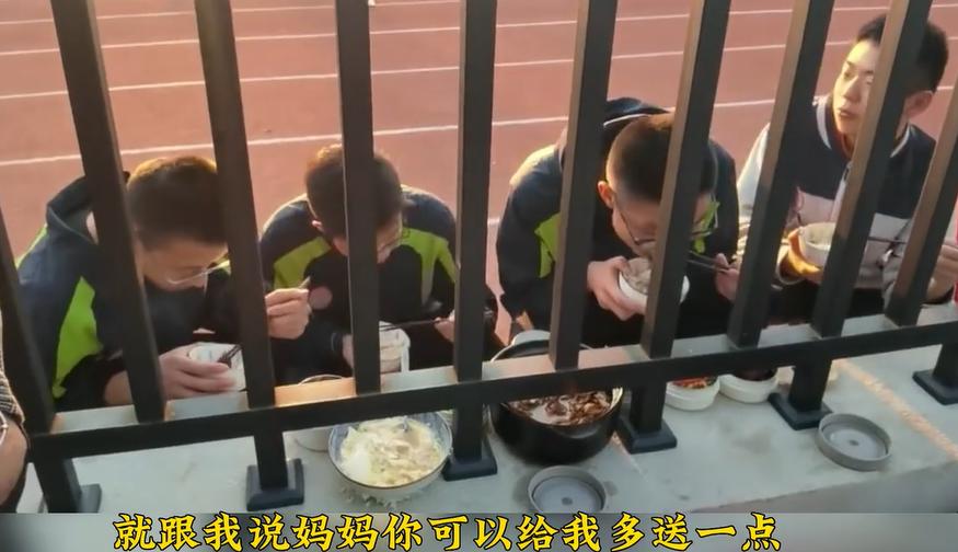 在江苏宿迁，一位母亲每天悉心为读高三的儿子送饭，看到他狼吞虎咽的样子，总是感到一