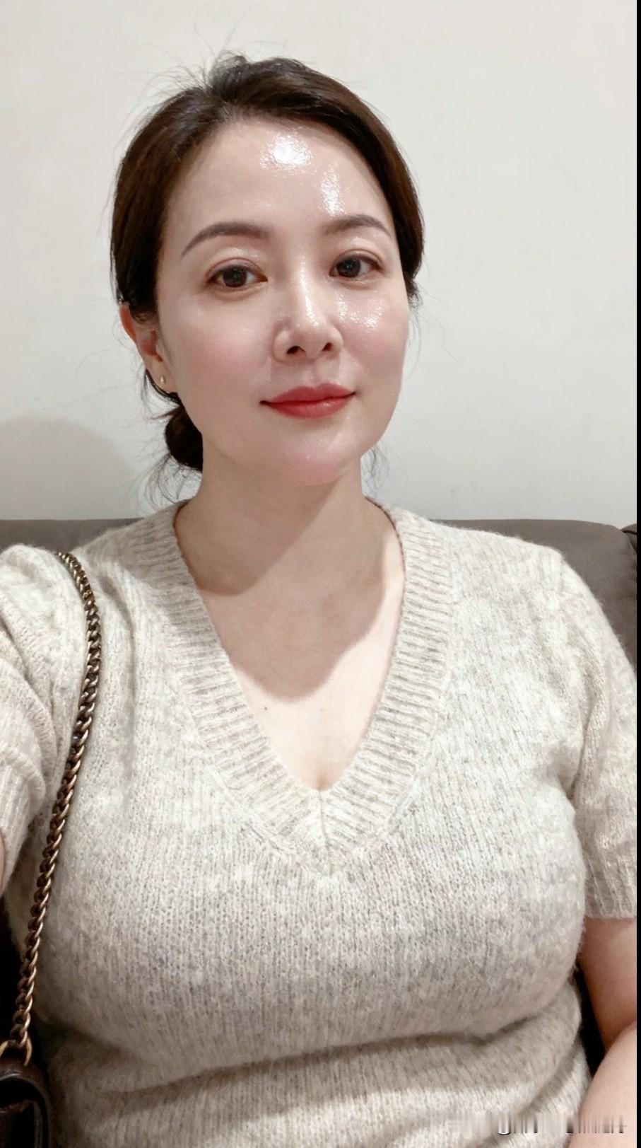 现在可是夏天啊！
穿这衣服不热吗？