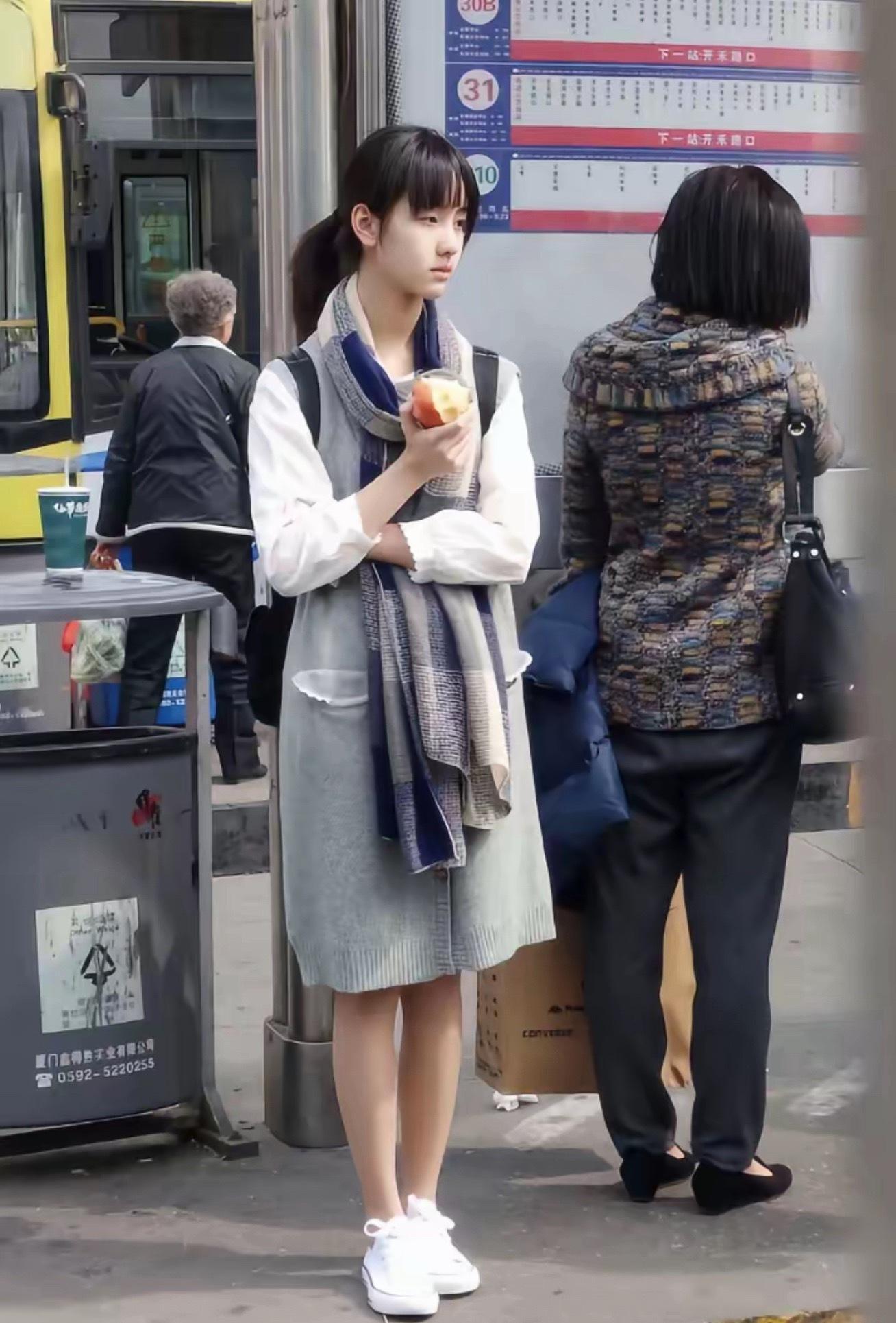 其实这套想到了嘟嘟数年前的这组抓拍…很有落地感，这个陈都灵已经完全融入角色了… 