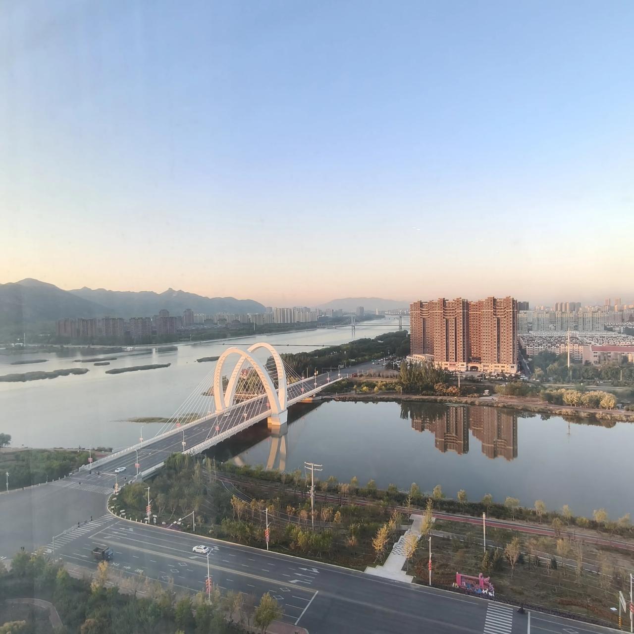 凤鸣花开，一路朝阳
 
邓秀军
 
美丽的大凌河
仿佛红山女神随手扬起的玉带
清