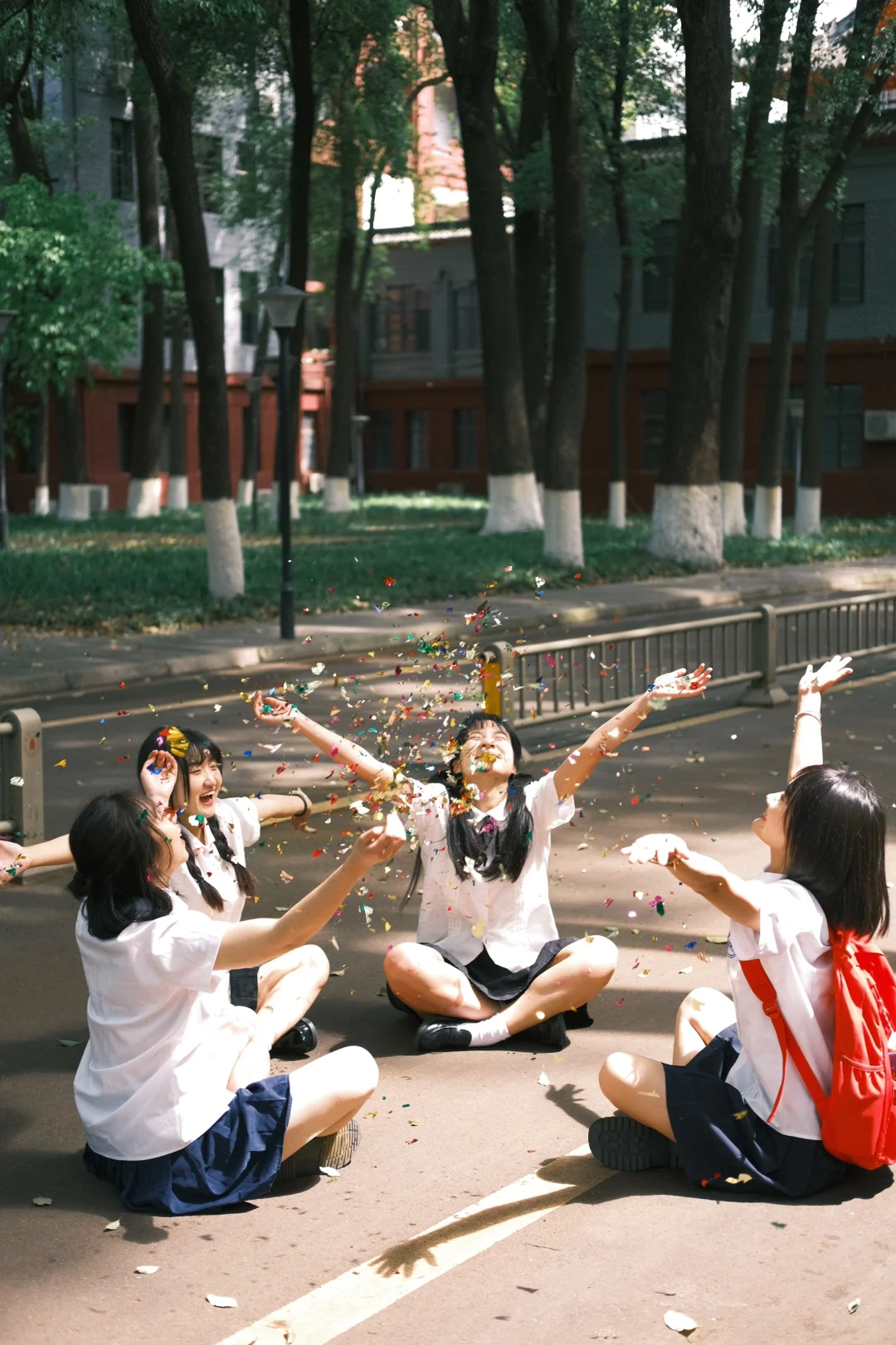 毕业照这样拍很难不好看🎓