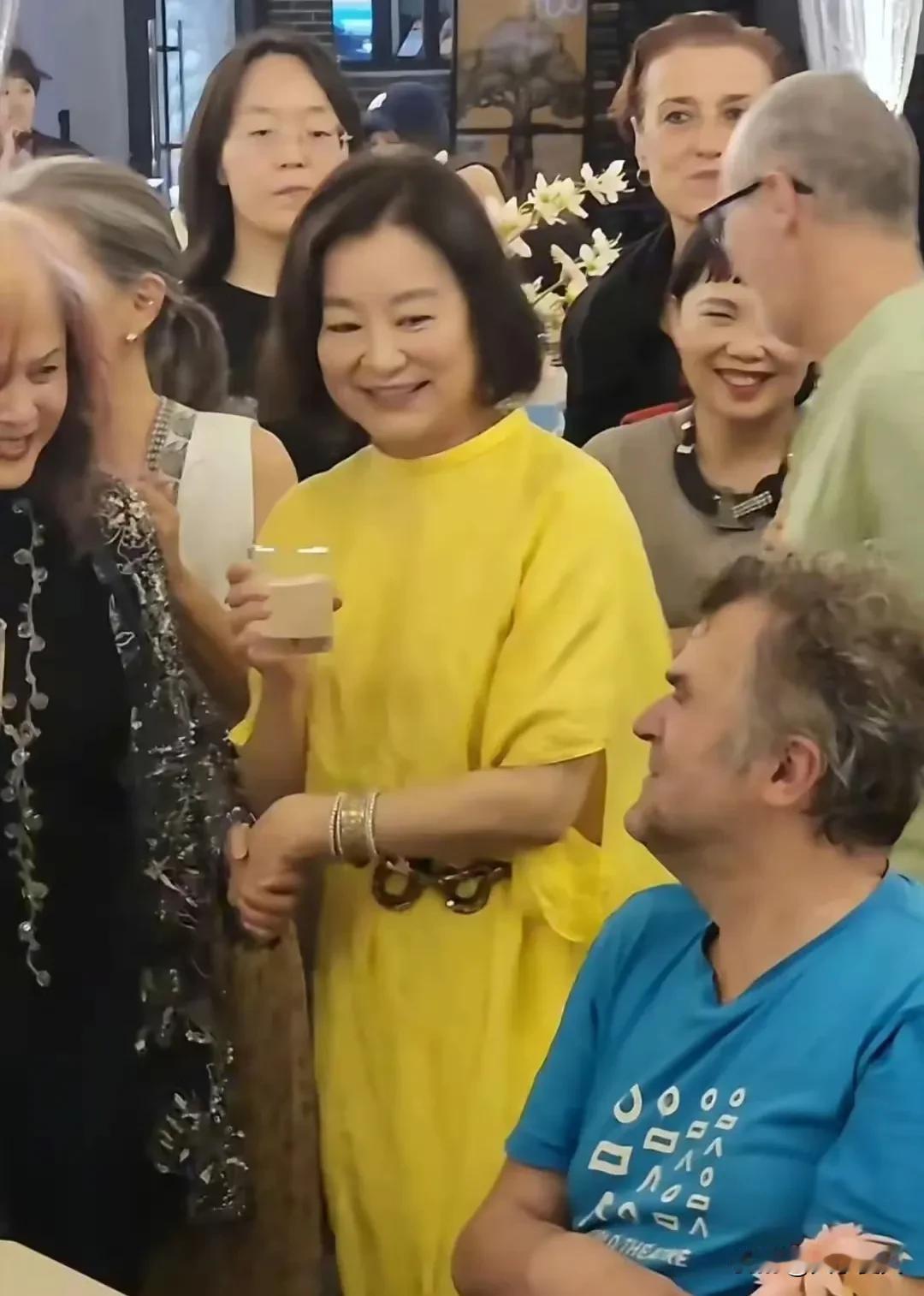 林青霞在江西参加晚宴，穿着近八千元的裙子，皮肉松弛了依然很美 ​