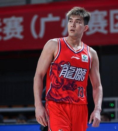 广州龙狮和艾伦分手很正常，艾伦要一段时间恢复他的伤病，从最近艾伦出席各种活动也能