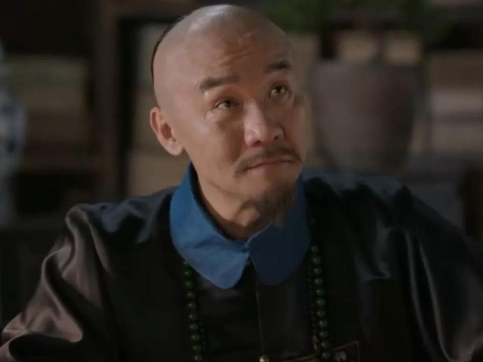 在清朝，顶级的商人，从不屑于巴结官员。
他们直接买下官服，自己穿。
你看到的电视