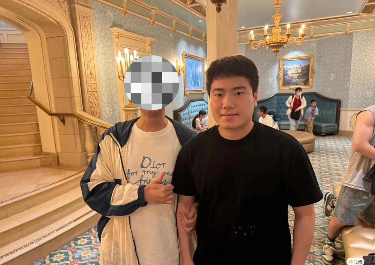 大胖如果你被劫持你就眨眨眼[快哭了]！
某球迷在迪士尼偶遇梁靖崑，也许是陪孩子来