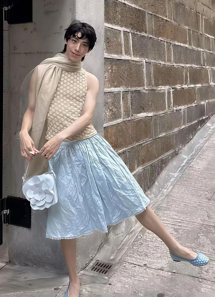 哈林庾澄庆和伊能静的儿子，活成不男不女了。
夫妻离婚对于孩子来说，影响太大了。