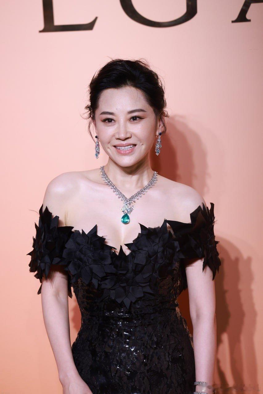 写真许晴 宝格丽活动生图，黑色深V低胸装俯身漏美乳饱满春光无限 