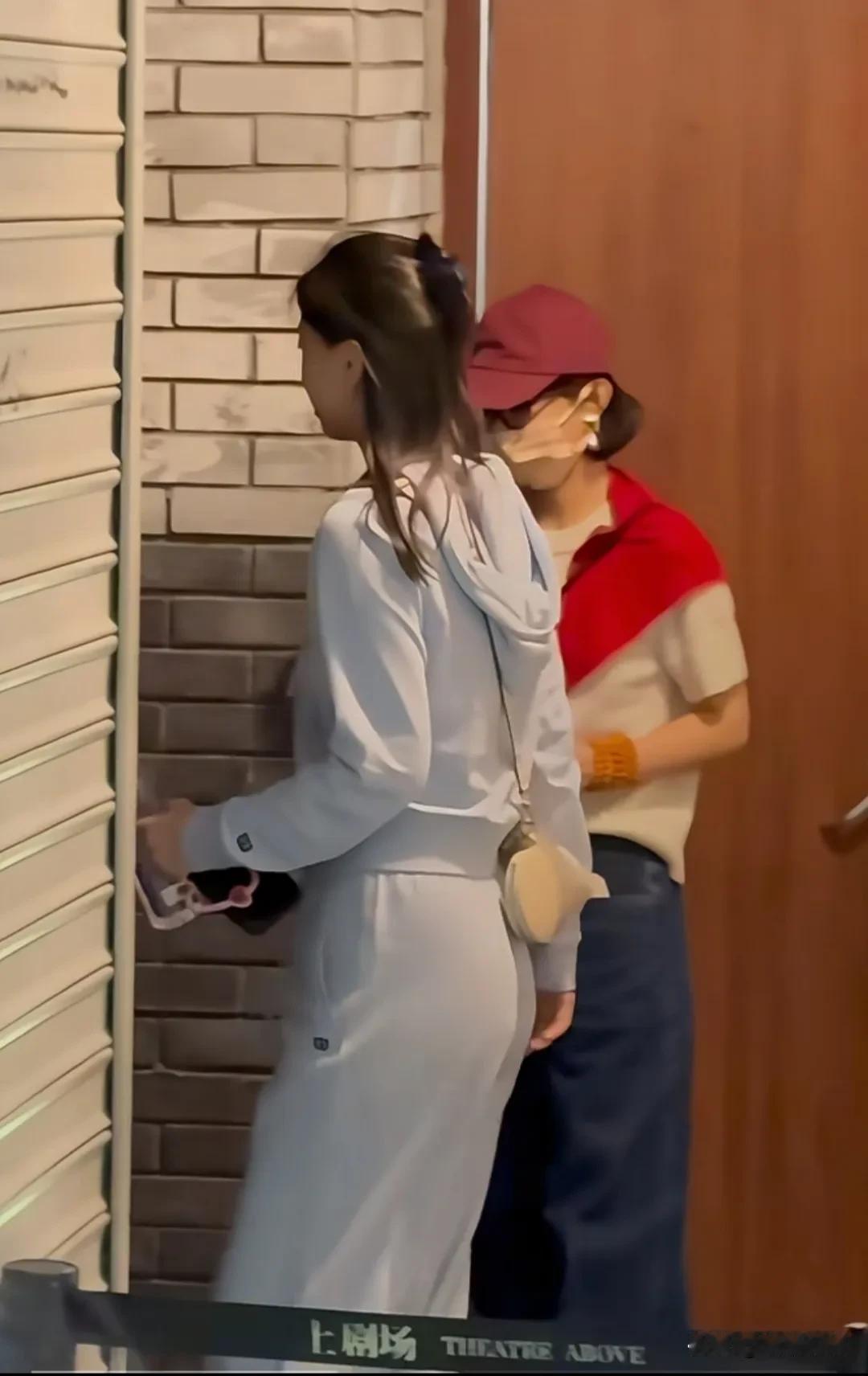 “二弟”去看“大哥”的话剧了。
谢娜和赵丽颖的友情让人羡慕啊！
谢娜在上海演话剧