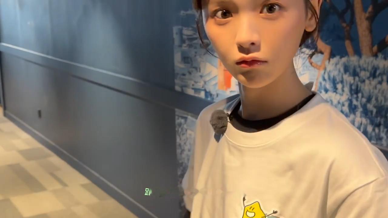 咪的天 杨超越就这么萌萌的盯着我…. 