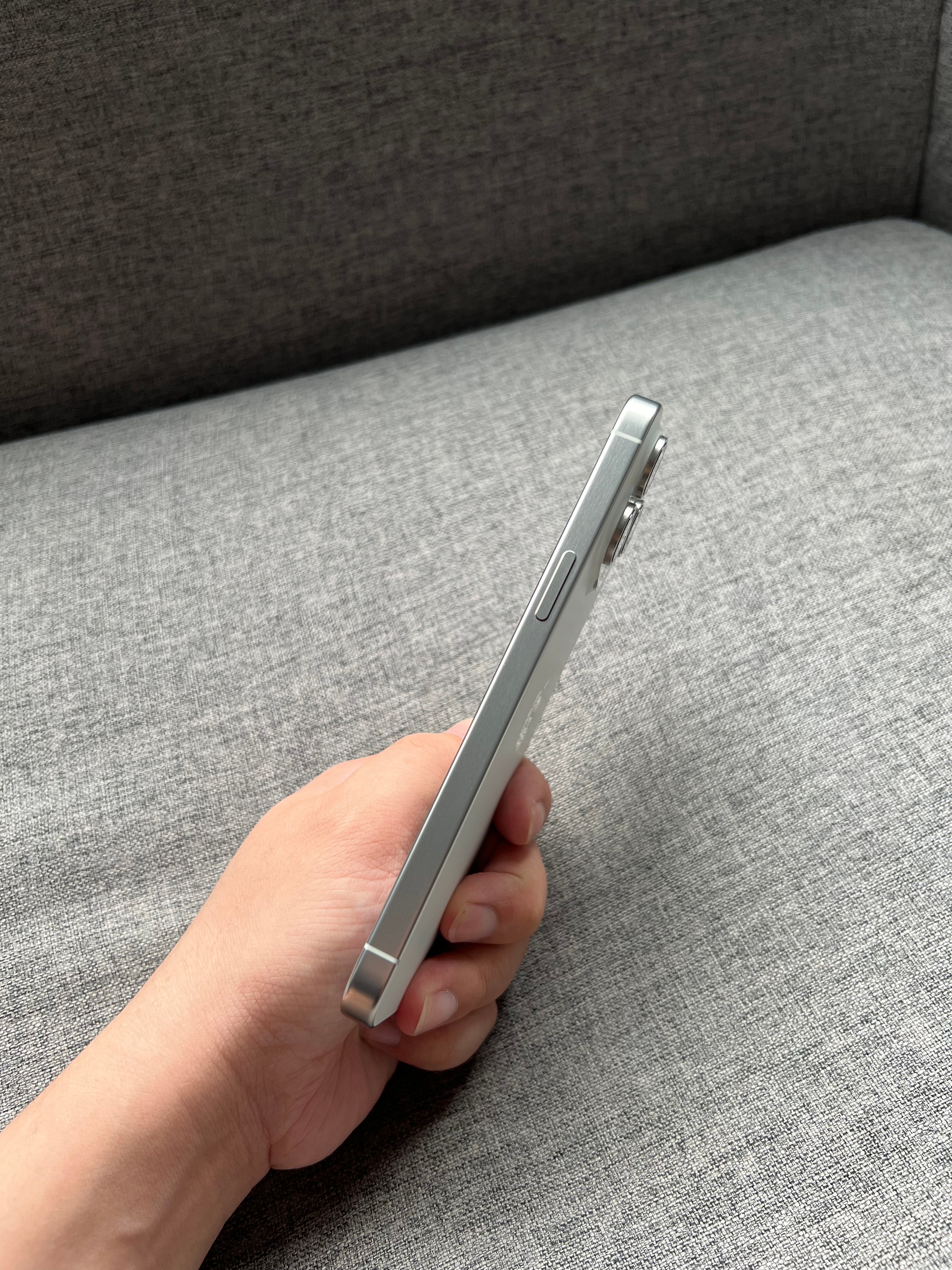 iPhone15 Pro Max 256G 白色，98新全套，屏幕完美，中框细微