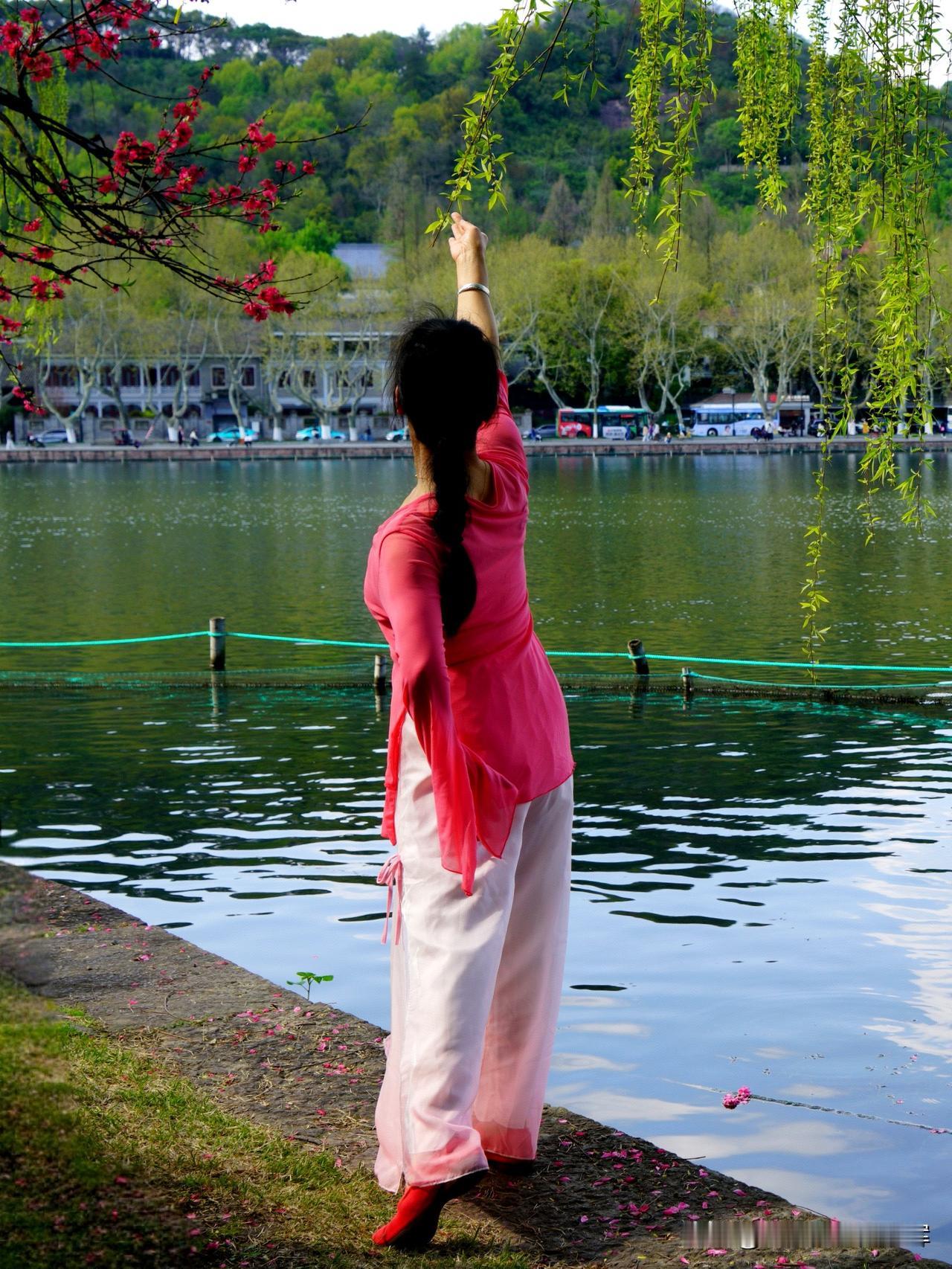 在西湖边跳一支舞，是春天最浪漫的事。看柳丝轻摇，听湖水拍岸，让每一个动作都融进这
