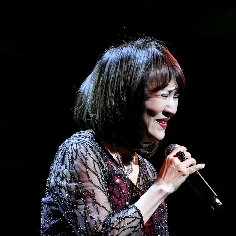 我如果不说名字，你能认出上面的图片上是谁吗？没错，她就是著名歌唱家，电影少林寺的