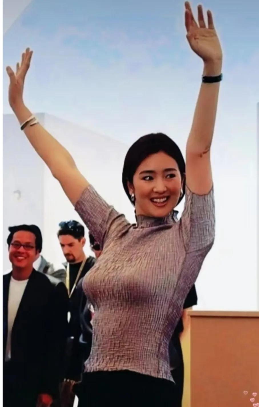 巩俐才是真正的好身材👍她的气质堪称一流。好漂亮，无人能及[赞]