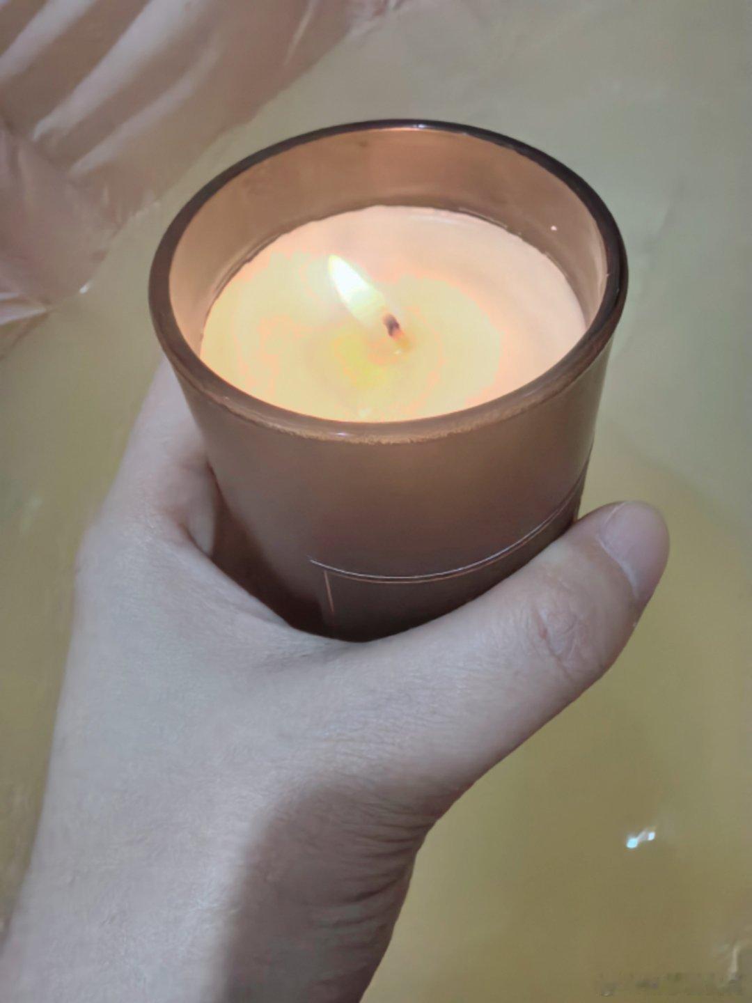 周末适合泡澡，今天选一个可以加快血液循环的花草香浴盐，再配上木调香薰蜡烛，谁还不