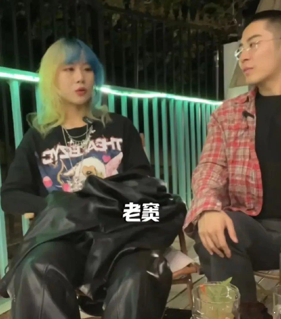 窦唯的女儿窦佳嫄说：“我从来没叫过窦唯爸爸，我都是叫他老窦，我上一次见他还是在两