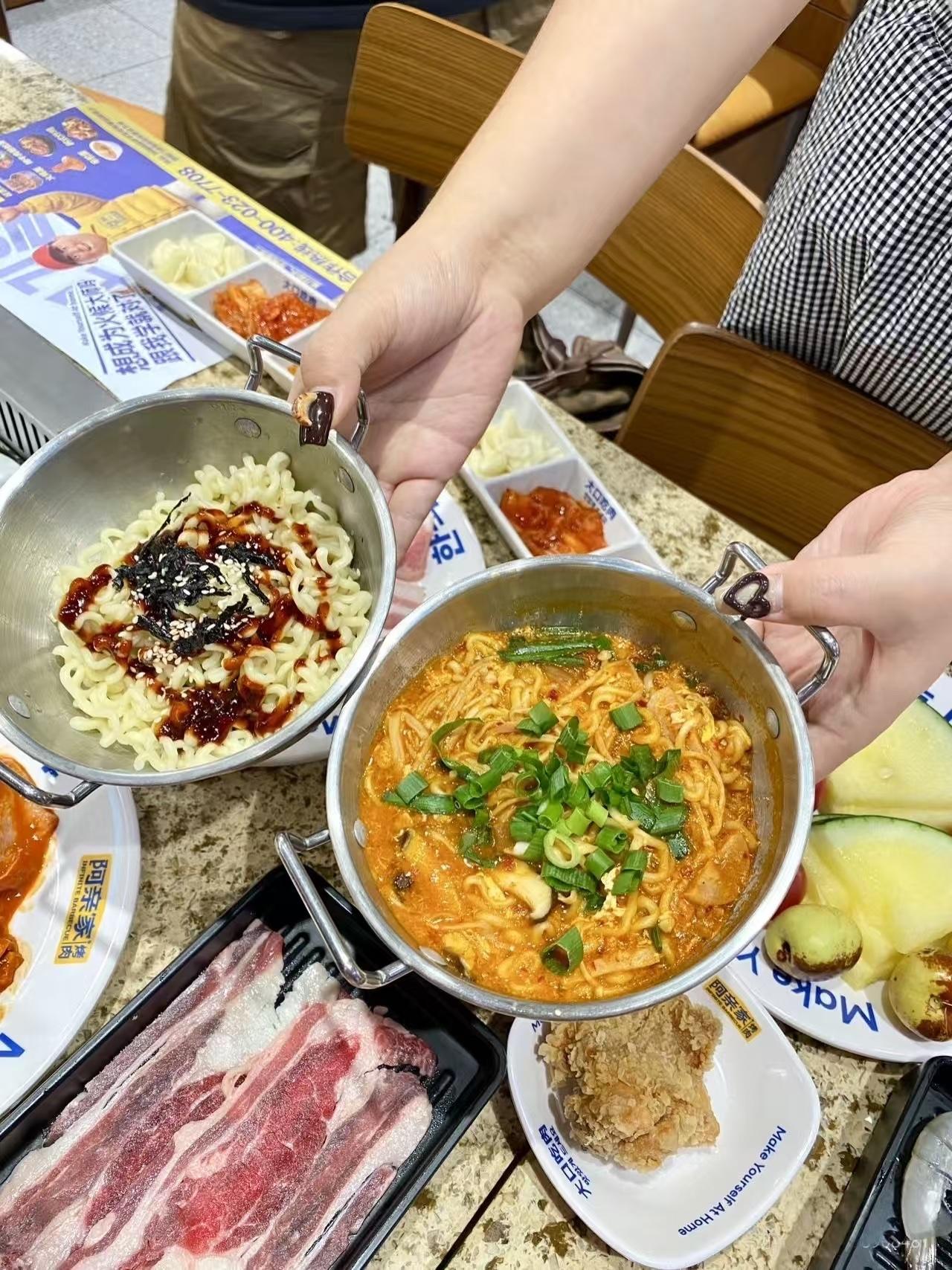 我发现，天冷了，大街上烧烤摊少了，反倒室内的韩式烤肉店生意兴隆！烧烤摊是被韩式烧