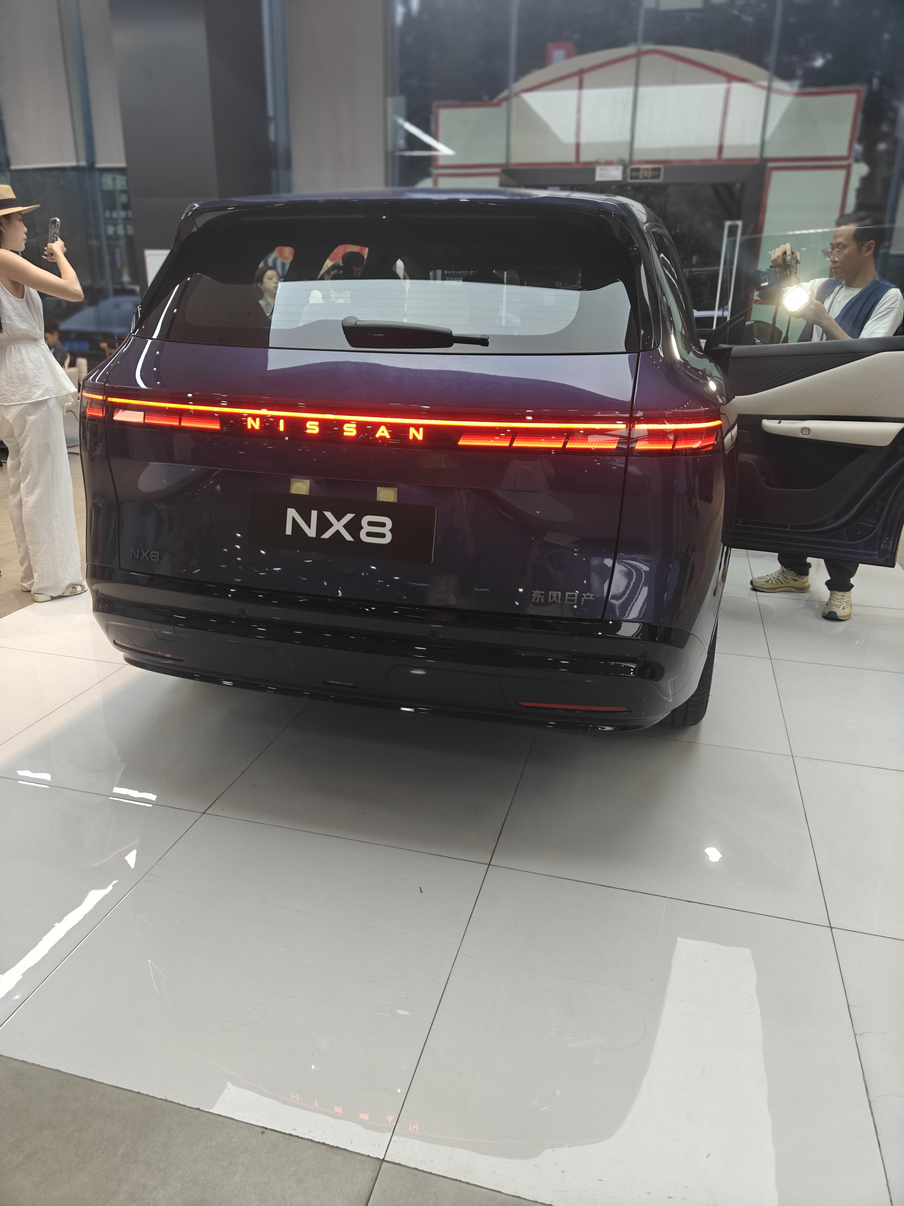 被NX8的火爆场面震撼到！门店外排长龙，店里座无虚席，销售全程忙到不停看手机预约
