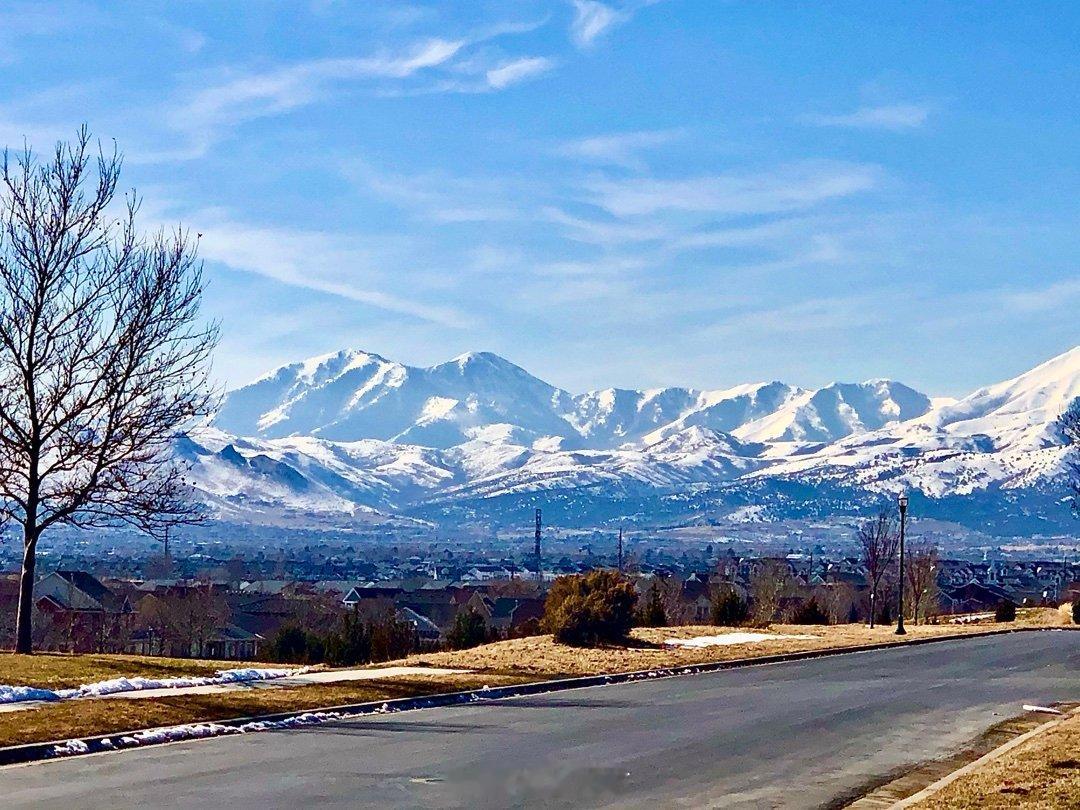 我在2020年2月拍摄的家门口的雪山。 