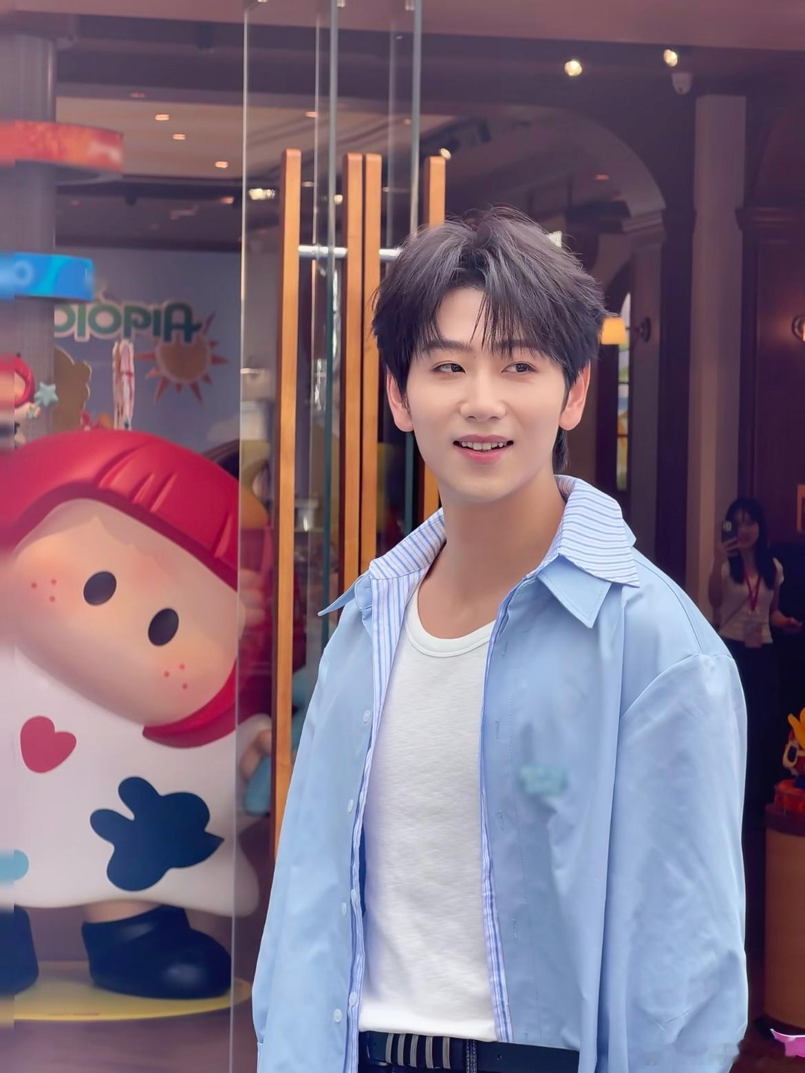 崔雨鑫在三亚续写炽热💙蓝色衬衫少年崔雨鑫亮相三亚，清新穿搭适配海边氛围，暖心饭