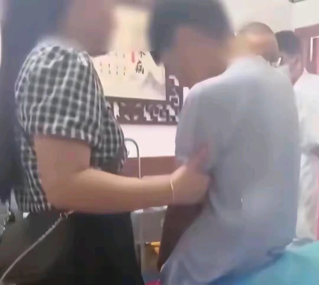重庆13岁男孩花1200元在社区医院割包皮，术后睾丸坏死被切除！
网友表示：
家