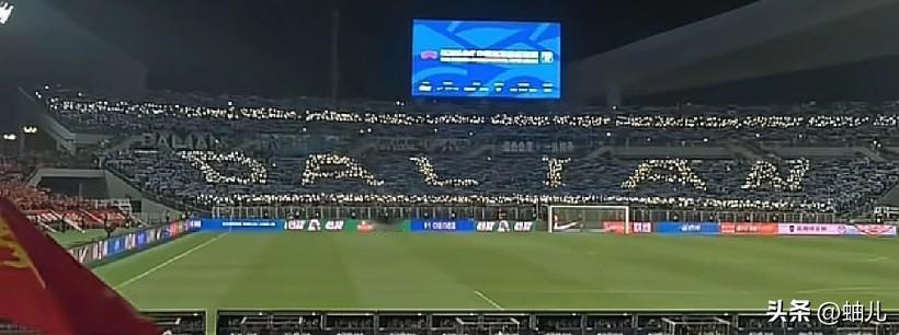 一场辽宁德比，大连英博不但客场战胜了辽宁铁人，而且大连球迷也把辽沈球迷"干服"了