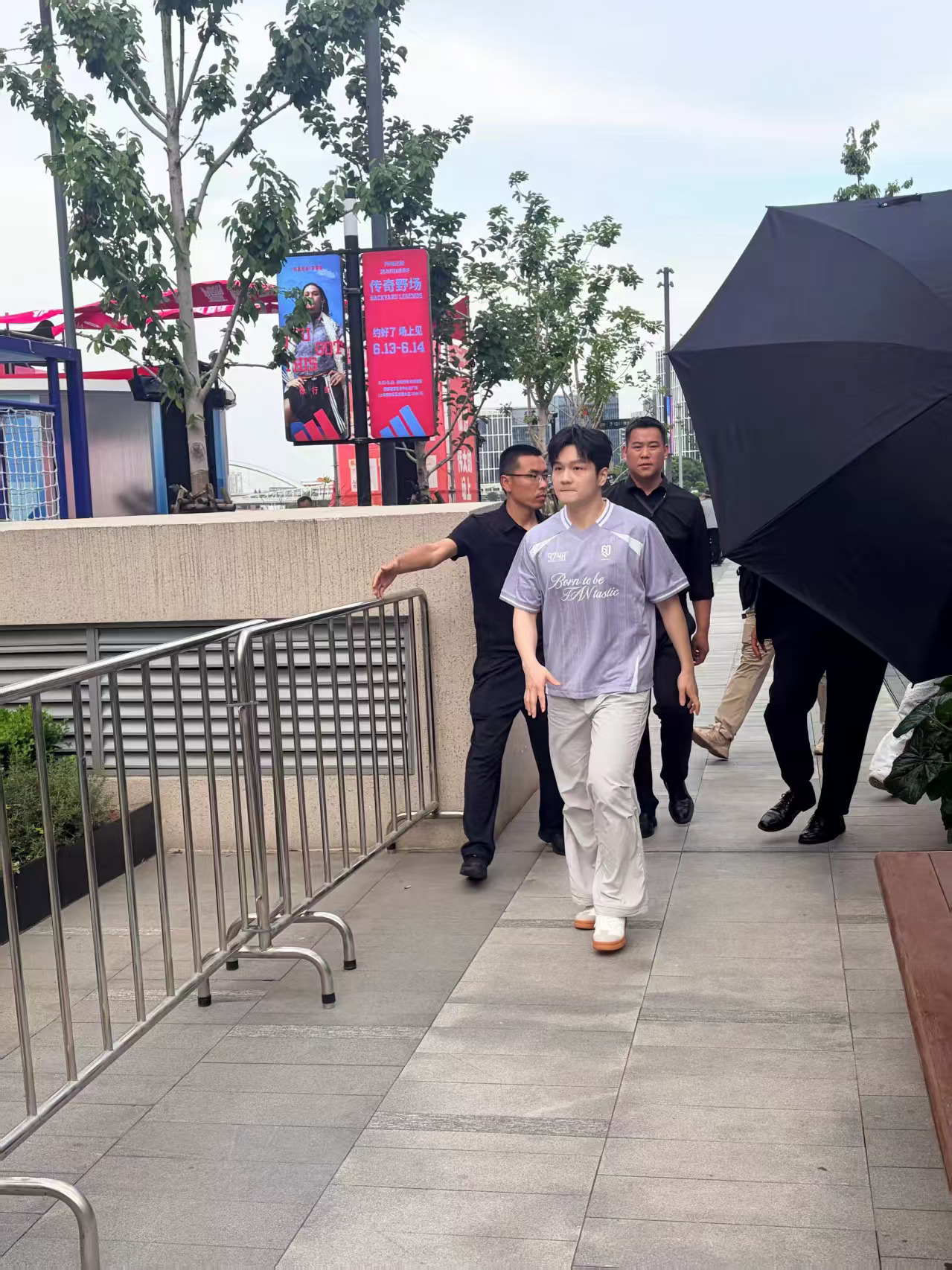 樊振东回国了我的白月光对了樊振东所穿的上衣和鞋子是安踏樊振东系列哦走过路过不要错