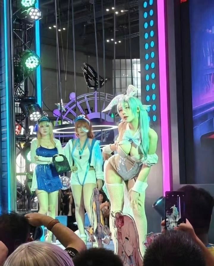 我有个朋友特别喜欢看漫展 ​​​