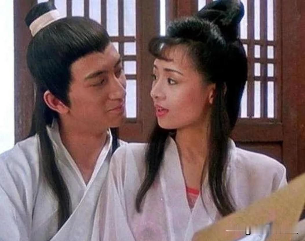 1991年，吴启华在拍摄《玉蒲团》时，工作人员冲他大喊：“启华，大力些去抓叶子楣