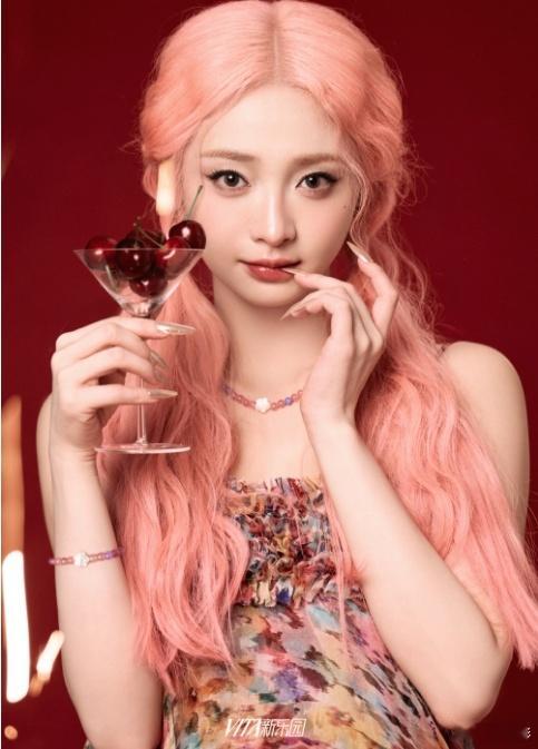 周洁琼限定粉发造型周洁琼粉发限定樱桃少女 救命！周洁琼的粉发怼脸拍也太绝了，眼尾