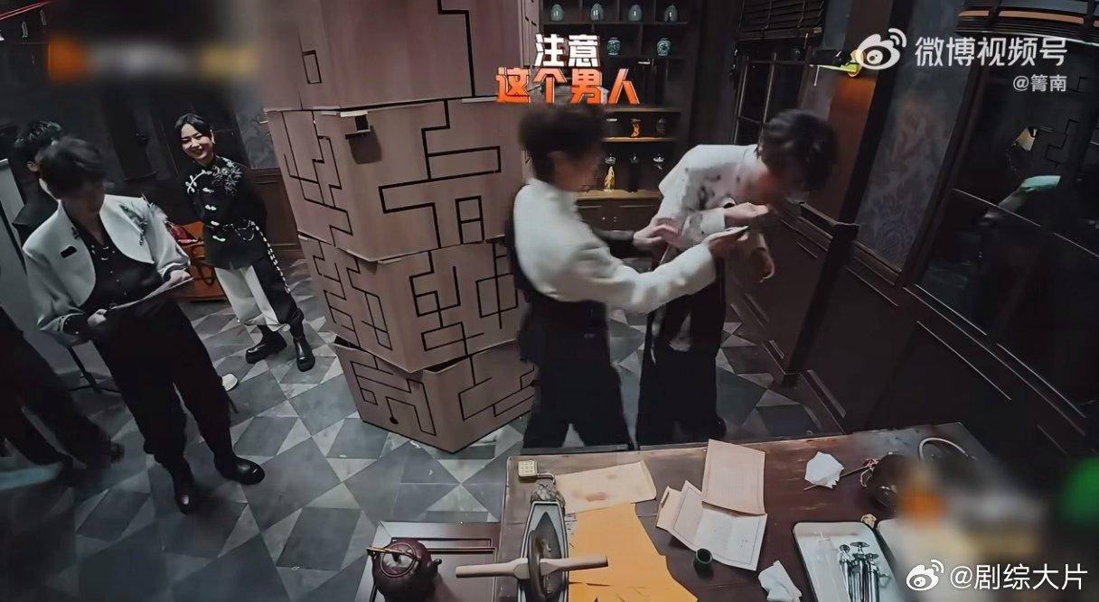张真源此时的沉默震耳欲聋密室大逃脱 密室闯关名场面来袭，张真源全程认真解谜，本以