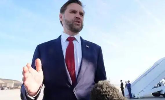 别被书骗了！从底层爬上来的万斯也是个狠角色，当年一本《乡下人的悲歌》赚足了同情，