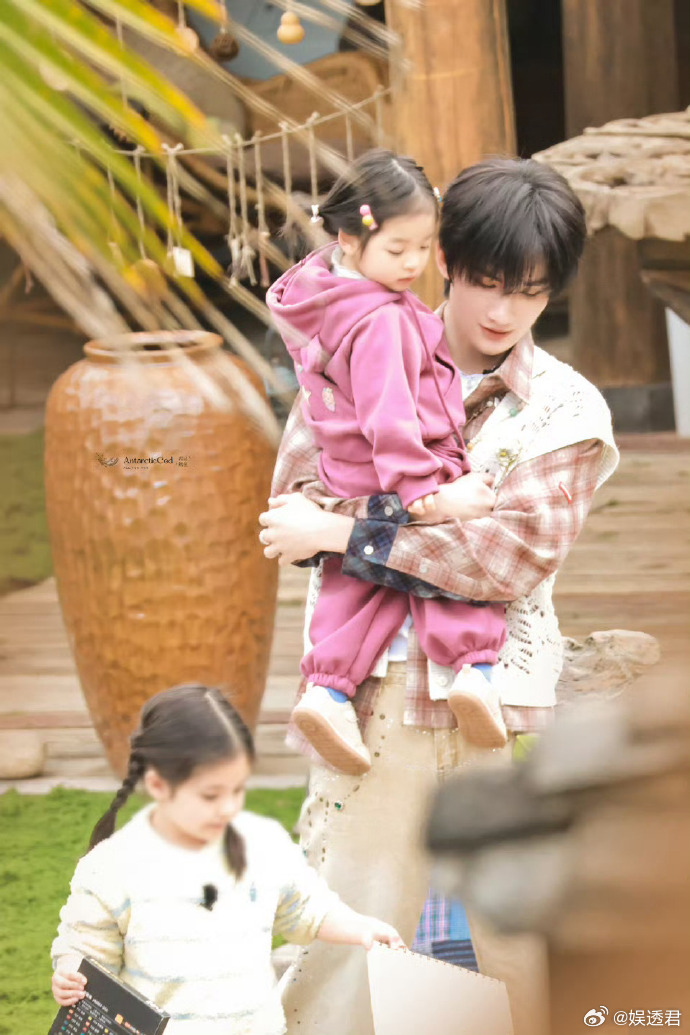 余宇涵抱小孩路透 能轻松和小朋友打成一片，温柔又会照顾人，余宇涵真的是很靠谱的大