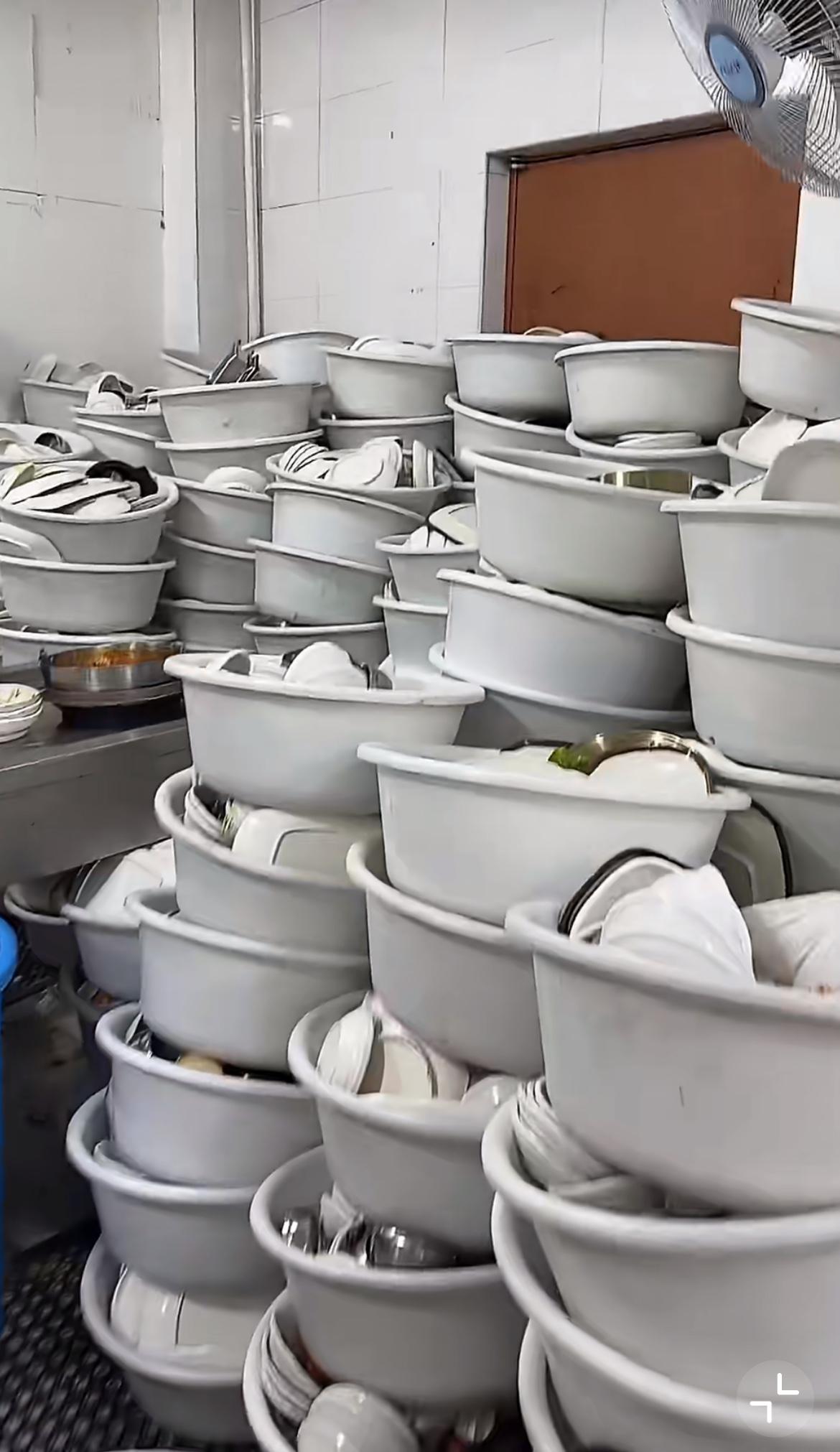 韩国中餐馆老板吐槽，来韩国洗碗的中国人赚的都是辛苦钱。面对堆积如山的餐具，老板都