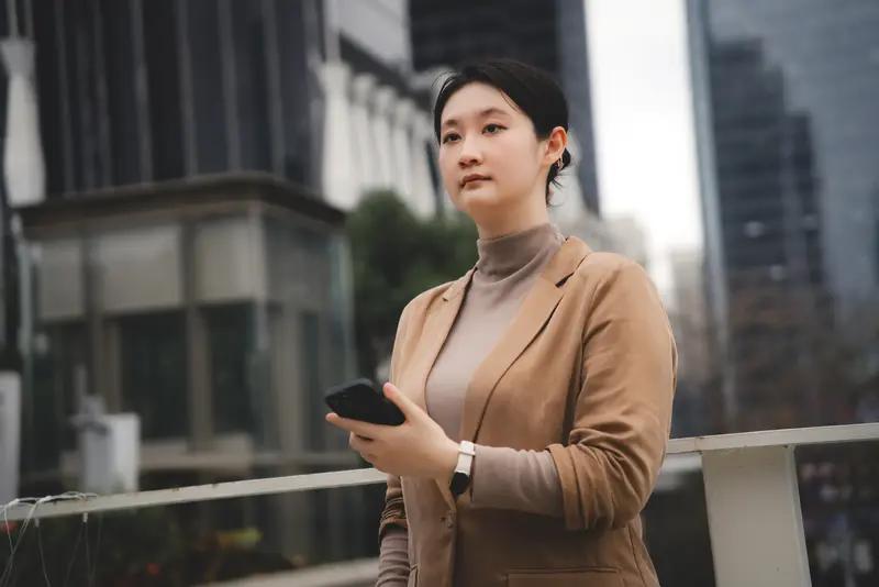 男人是不是没有女人耐痛，这事儿还真不好说。从生理上看，女性体内神经纤维受体更多，